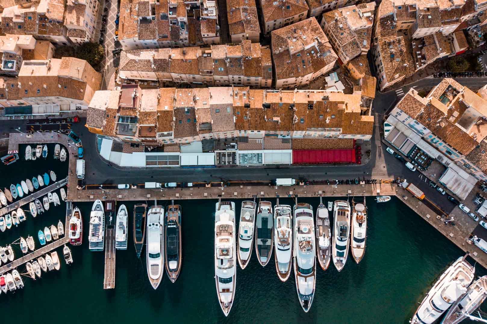 Les yachts s’alignent dans le port de Saint-Tropez © Valentin Kremer Les yachts s’alignent dans le port de Saint-Tropez © Valentin Kremer